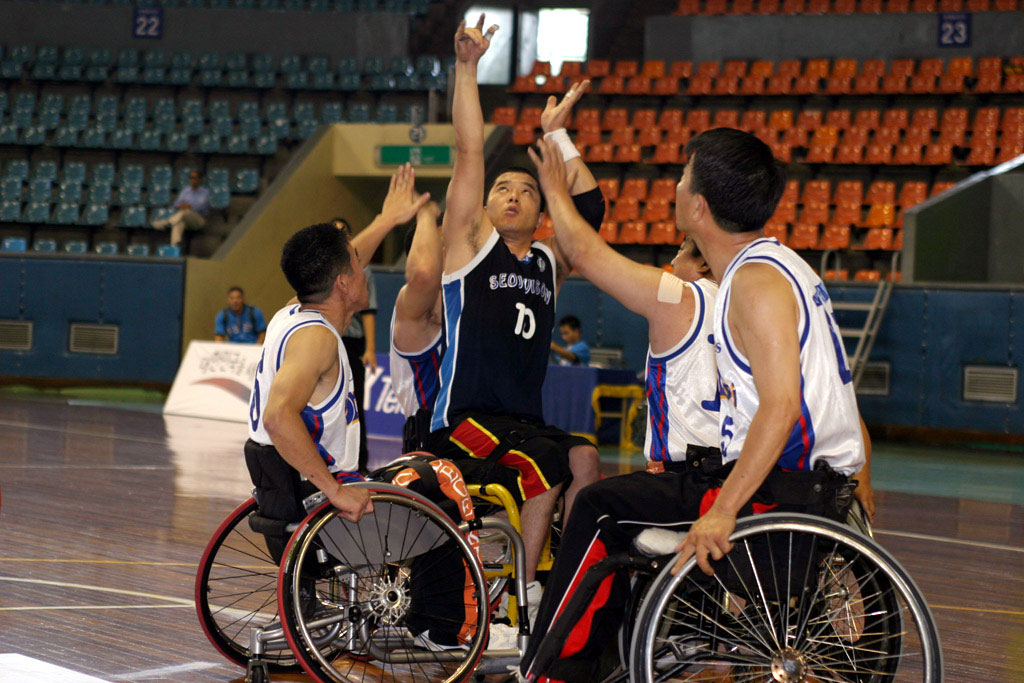 Seoul Vision Wheelchair Basketball Team and Yonsei Eagles Wheelchair Basketball Team are shown playing an opening game. (The `2004 SK Telecom Cup National Wheelchair Basketball Tournament` hosted by SK Telecom, and sponsored by the Korea Wheelchair Basketball Federation, will take place in the Jamsil Student Gymnasium for four days, starting on September 2nd.)